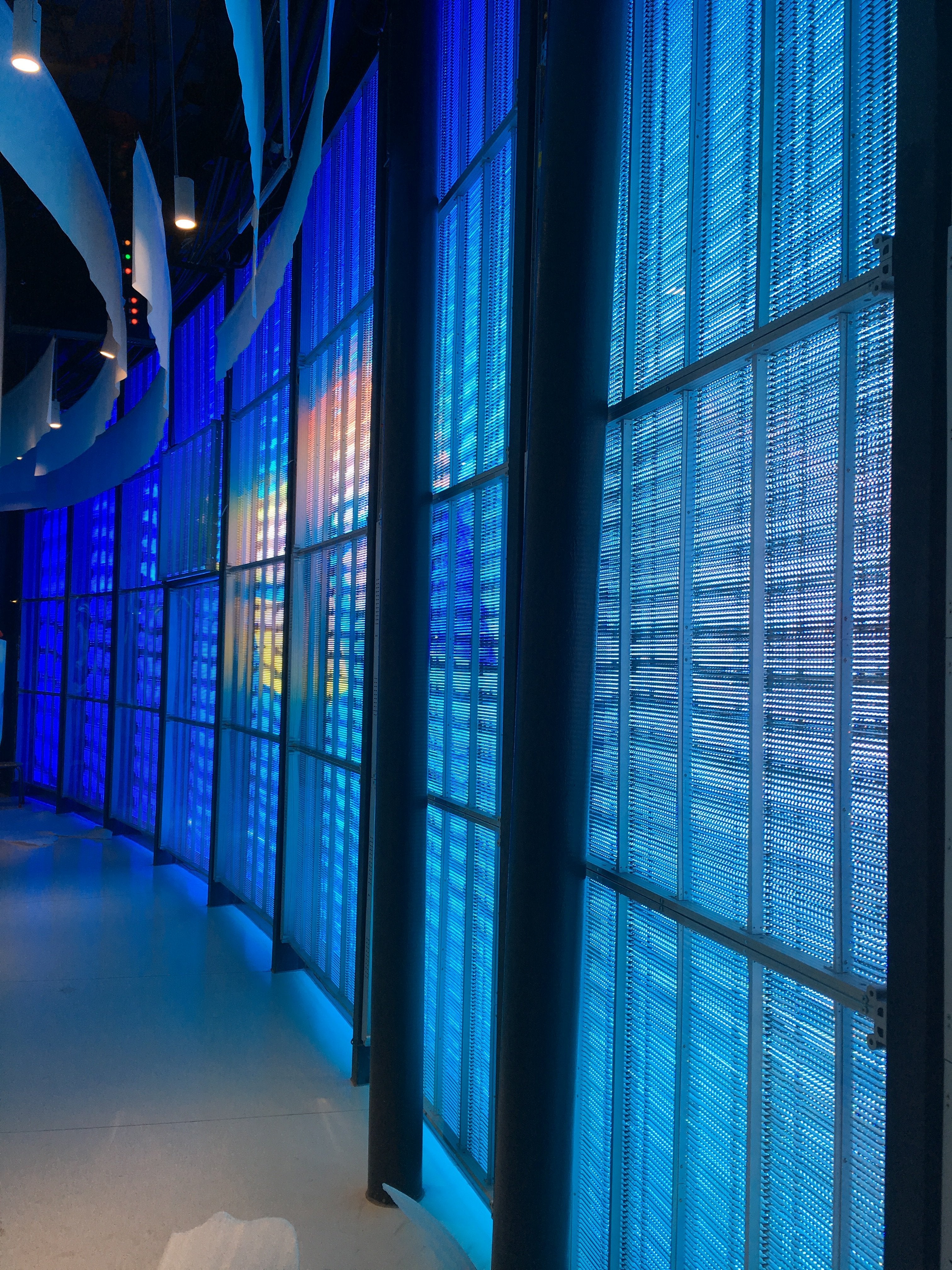 aClear Series P3.9/7.8mm Transparent LED Display 1500nits/4500nits in Size 1000x500mm Aluminum Cabinet for Indoor Installation for Glass /Window