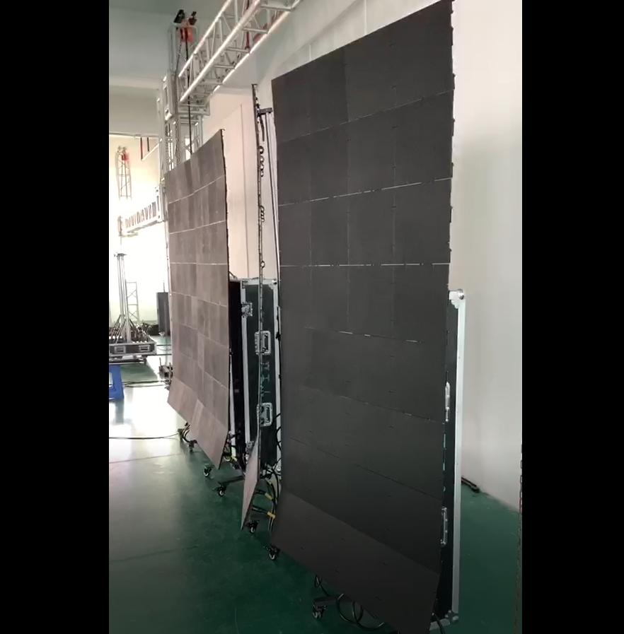 EP-M Series 2SQM Kit Indoor 3.9mm Foldable Mobile LED Poster Remote Controlled LED Display Screen in Moveable Airflight Case